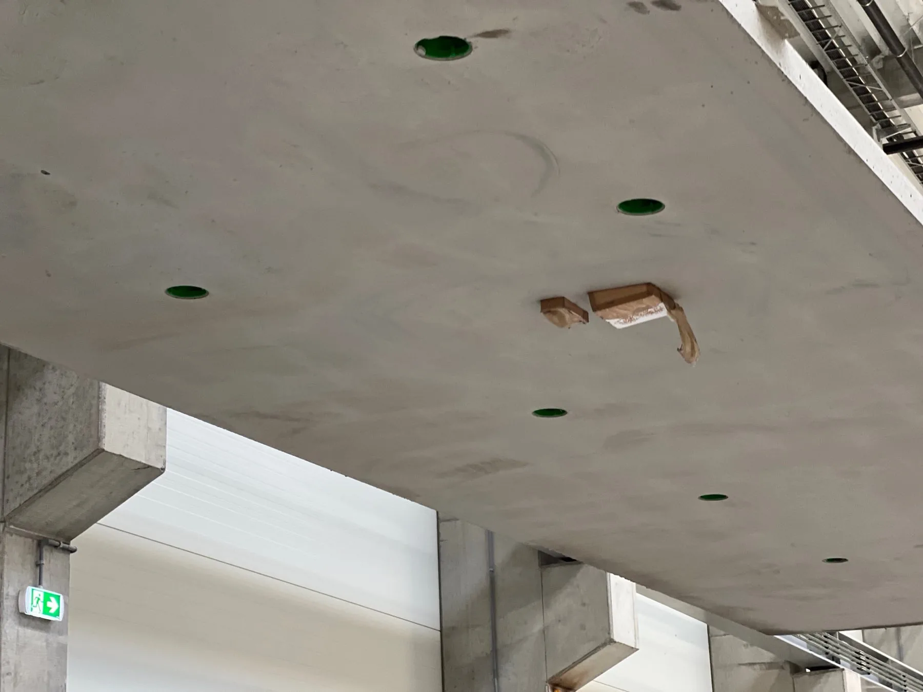 Gładka dolna powierzchnia zamontowanego stropu filigran, gotowa pod tynk cienkowarstwowy