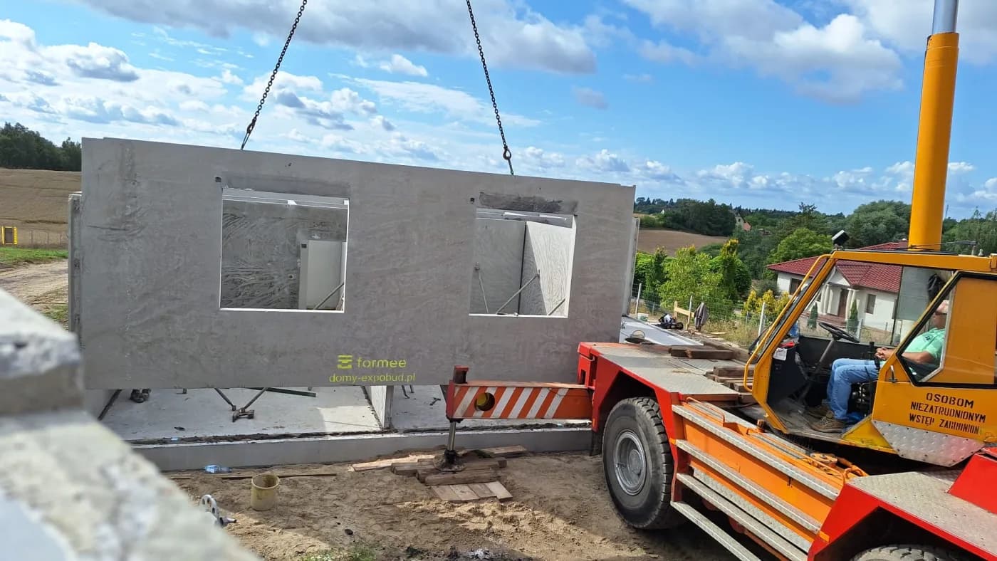 Dom jednorodzinny w Świeciu — ściany prefabrykowane — Świecie