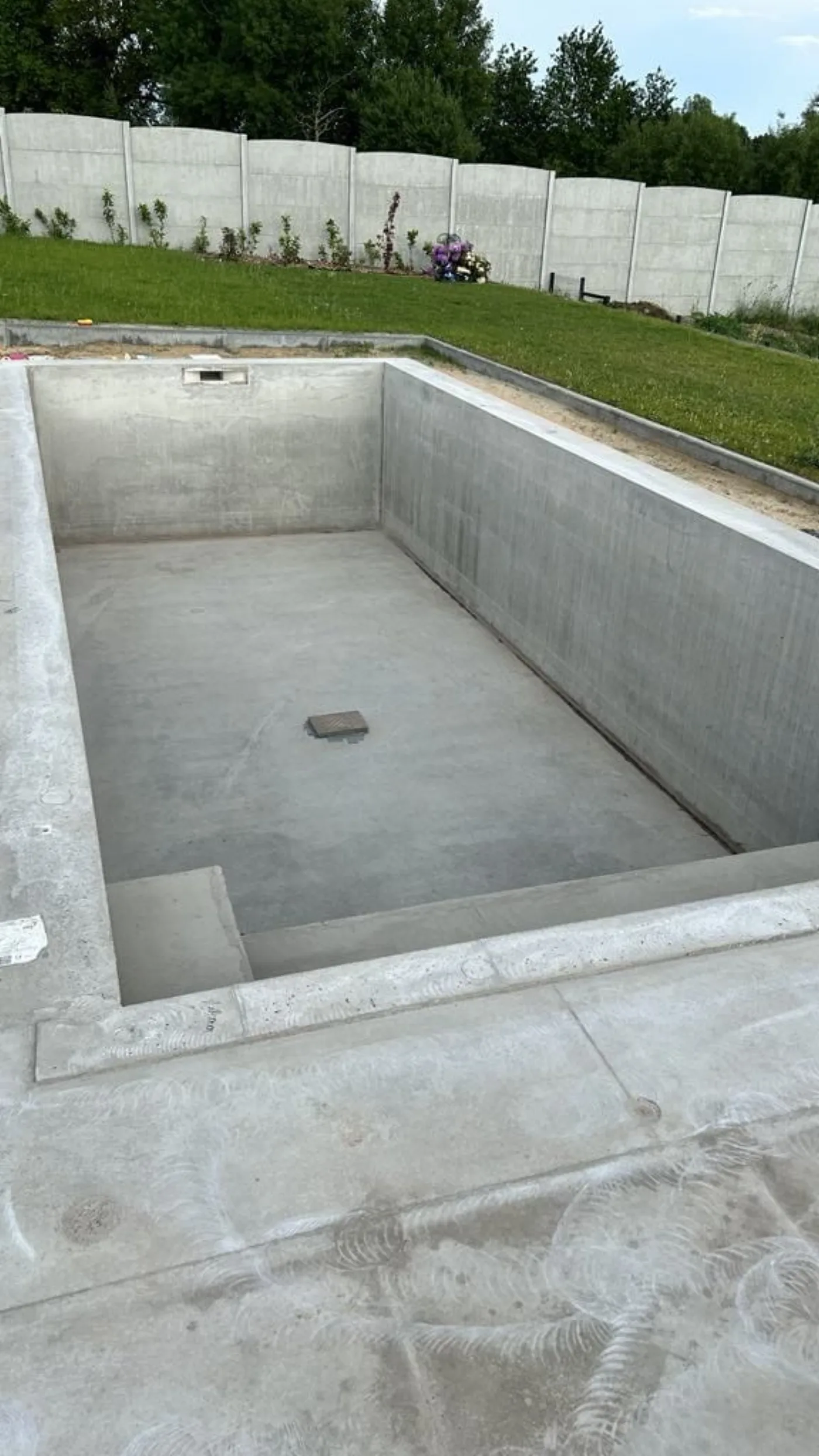 Prefabrykowana niecka basenowa w Kuźniku — Kuźnik