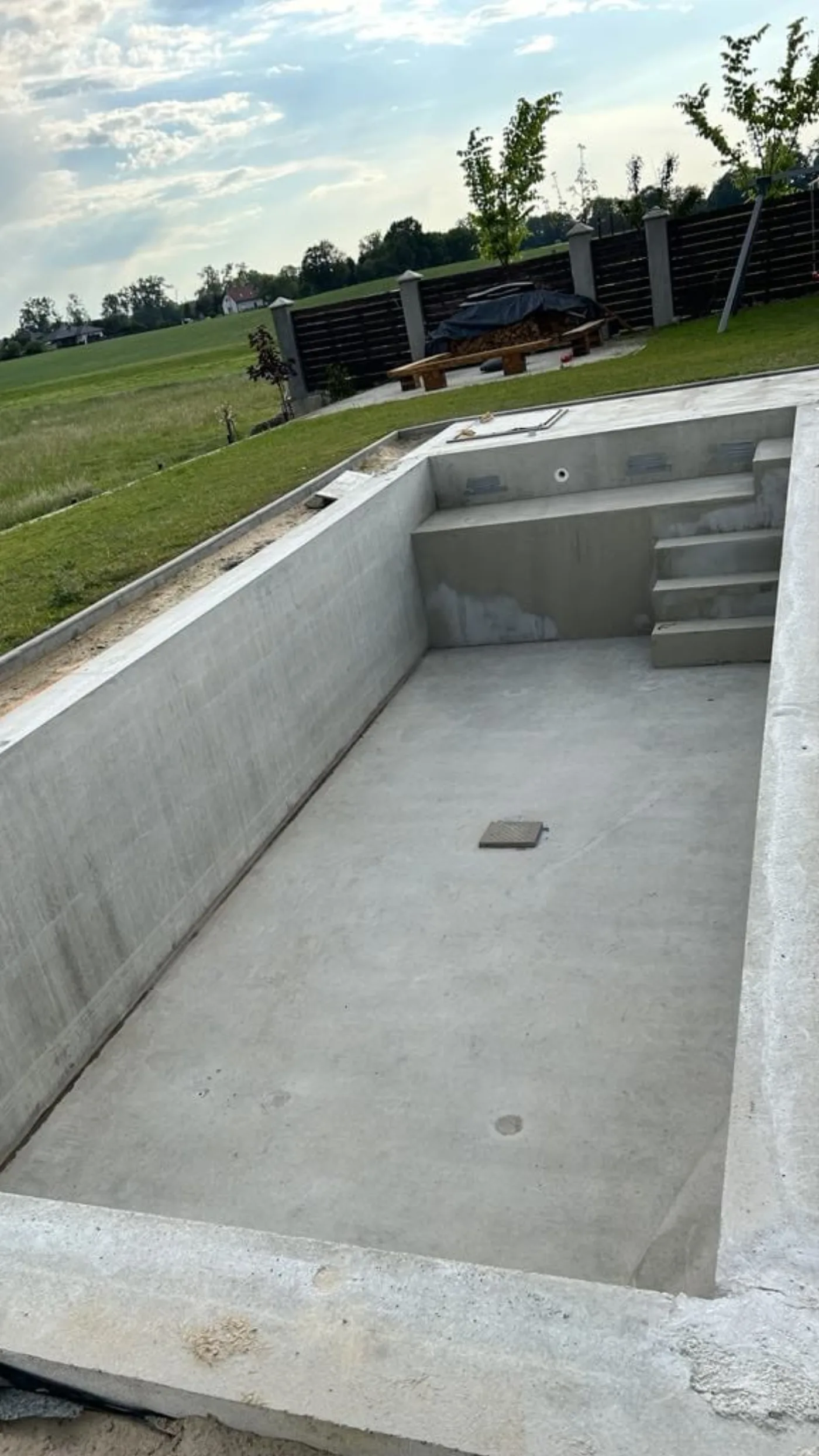 Prefabrykowana niecka basenowa w Kuźniku — Kuźnik