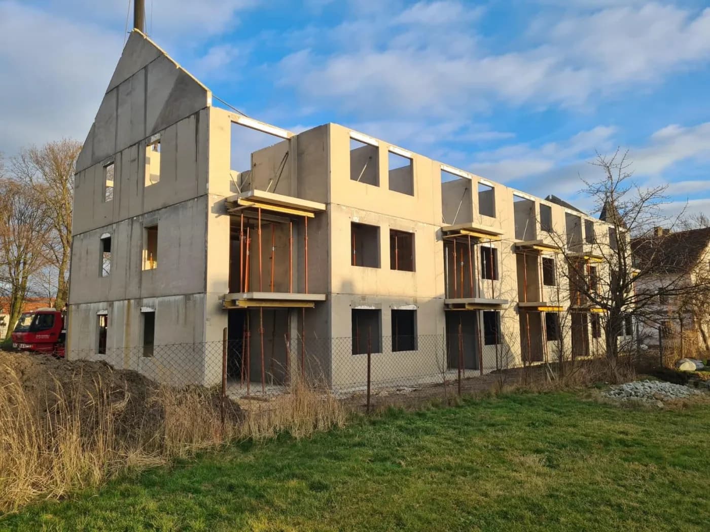 Budynek wielorodzinny w Chojnowie — ściany, stropy i balkony — Chojnów